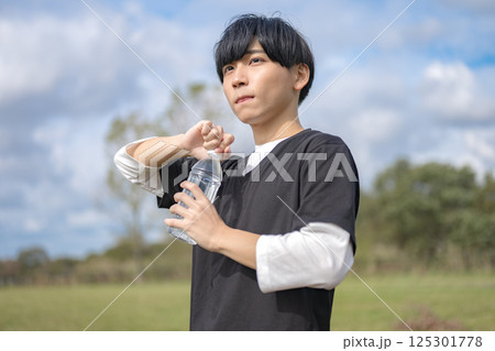 水を開ける爽やかな男性 125301778