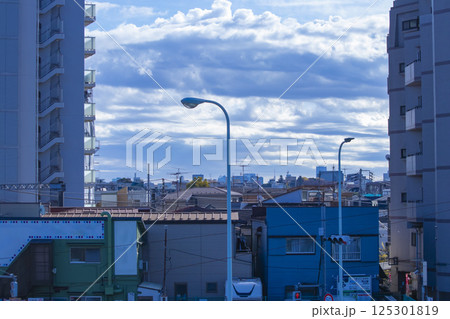 画面両サイドに建物のある雲のタイムラプス 画面両サイドに建物のある雲のタイムラプス 125301819