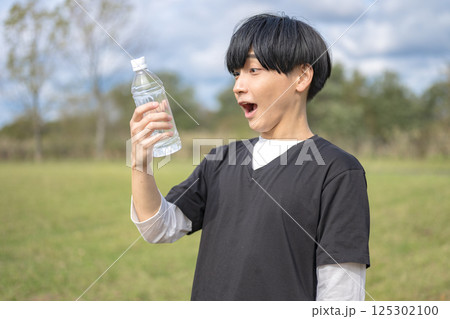 水分補給でびっくりする男性 水分補給でびっくりする男性 125302100