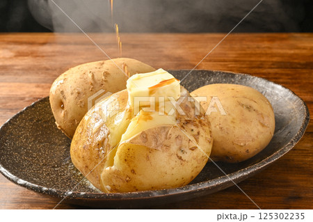 じゃがいもにバターとしょうゆをのせる 125302235