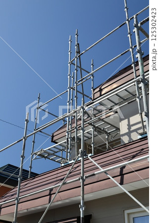 くさび足場をかけた古い一戸建の工事現場 125302423