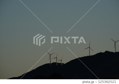 山の上にある風力発電の風景 125302521
