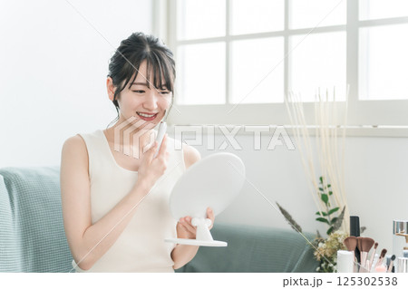 ウォーターピーリング・毛穴ケア・美顔器を使う若いアジア人女性 125302538