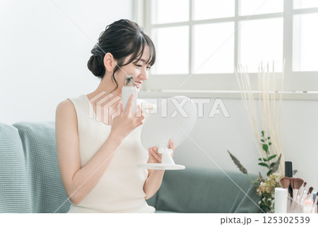 ウォーターピーリング・毛穴ケア・美顔器を使う若いアジア人女性 ウォーターピーリング・毛穴ケア・美顔器を使う若いアジア人女性 125302539