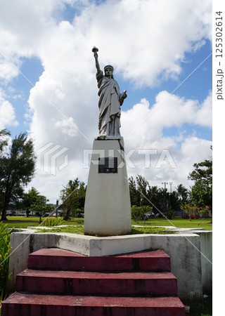 パセオ・デ・スサナ公園の自由の女神像　グアム 125302614