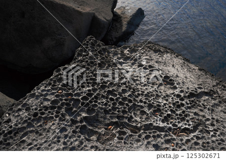 ボコボコした溶岩石 125302671