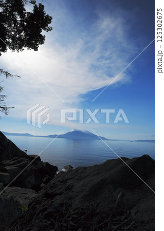 雲が迫る桜島の風景 125302675