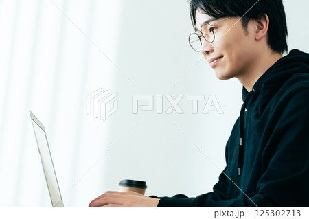 パソコンを使う若い男性 125302713