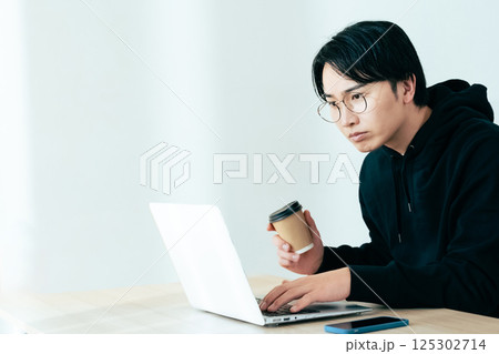 パソコンを使う若い男性 125302714
