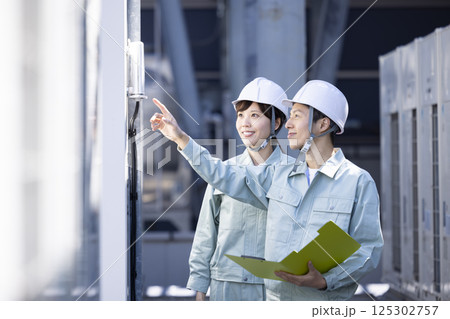 ビルメンテナンス　設備点検をするスタッフ　撮影協力：学校法人電波学園　東京電子専門学校 125302757