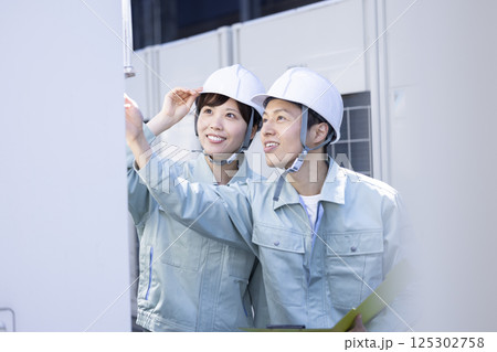 ビルメンテナンス　設備点検をするスタッフ　撮影協力：学校法人電波学園　東京電子専門学校 125302758