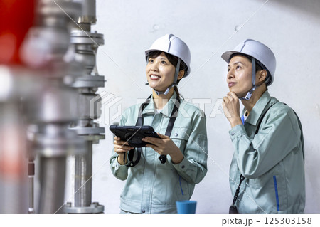 ビルメンテナンス 設備点検をする女性 撮影協力:学校法人電波学園 東京電子専門学校 ビルメンテナンス 設備点検をする女性 撮影協力:学校法人電波学園 東京電子専門学校 125303158