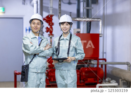 ビルメンテナンス　設備点検をする女性　撮影協力：学校法人電波学園　東京電子専門学校 125303159