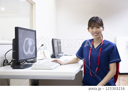 モニターでCTスキャンの検査結果を見る放射線技師　撮影協力：学校法人電波学園　東京電子専門学校 125303216