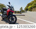 海岸沿いツーリング中のバイク 125303260