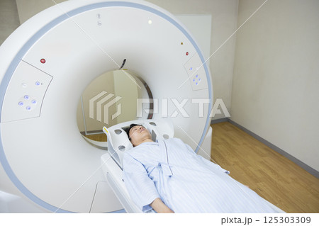 医療 CTスキャンを受ける男性 撮影協力:学校法人電波学園 東京電子専門学校 医療 CTスキャンを受ける男性 撮影協力:学校法人電波学園 東京電子専門学校 125303309
