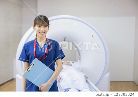 CTスキャンの前に立つ放射線技師 撮影協力:学校法人電波学園 東京電子専門学校 CTスキャンの前に立つ放射線技師 撮影協力:学校法人電波学園 東京電子専門学校 125303324