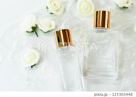 白いレースとガラス製コスメボトル2個 白いレースとガラス製コスメボトル2個 125303448