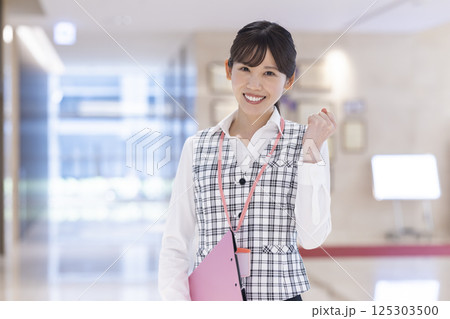 医療　医療事務員のポートレート　　撮影協力：学校法人電波学園　東京電子専門学校 125303500