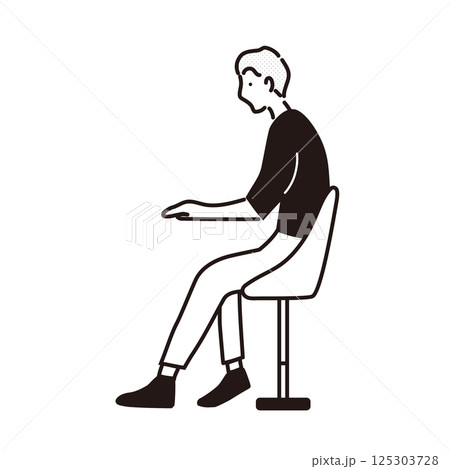 椅子に座っている男性 125303728