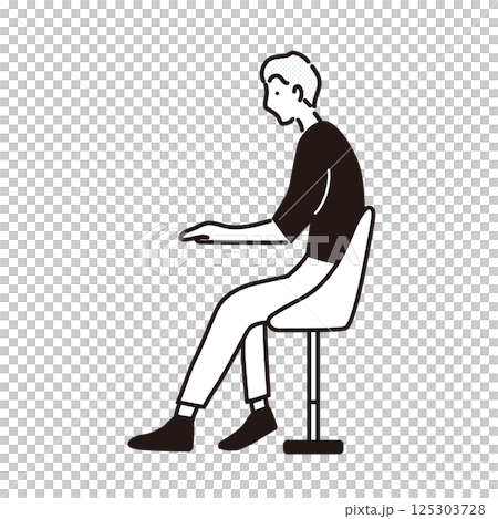 椅子に座っている男性 125303728