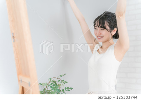ダイエット・減量に成功してバンザイをする笑顔のアジア人女性 ダイエット・減量に成功してバンザイをする笑顔のアジア人女性 125303744