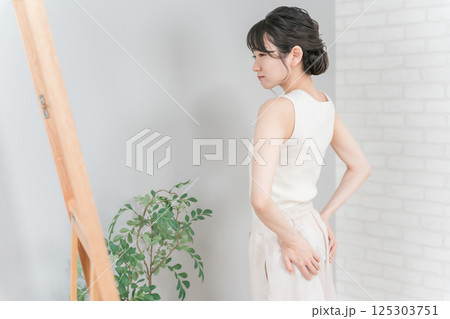 鏡でお尻をチェックして悩むアジア人女性(ヒップアップ) 鏡でお尻をチェックして悩むアジア人女性(ヒップアップ) 125303751