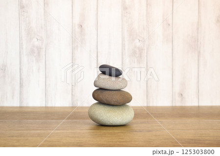 積み重ねた小石(背景素材) 積み重ねた小石(背景素材) 125303800