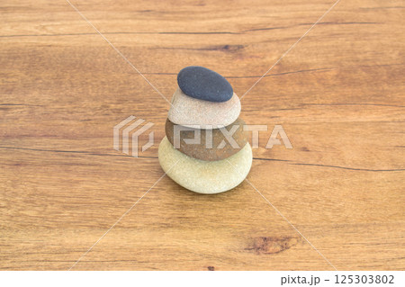 積み重ねた小石（背景素材） 125303802