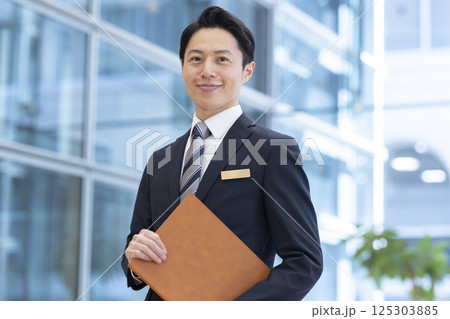 ホテルスタッフのポートレート 撮影協力:学校法人電波学園 東京電子専門学校 ホテルスタッフのポートレート 撮影協力:学校法人電波学園 東京電子専門学校 125303885