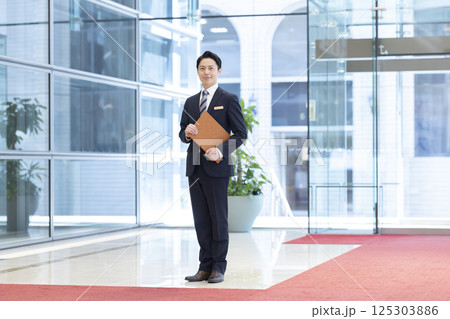 ホテルスタッフのポートレート　撮影協力：学校法人電波学園　東京電子専門学校 125303886