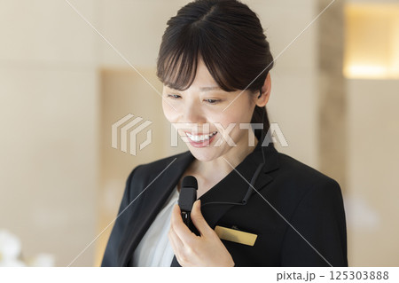 ホテルスタッフのポートレート　撮影協力：学校法人電波学園　東京電子専門学校 125303888