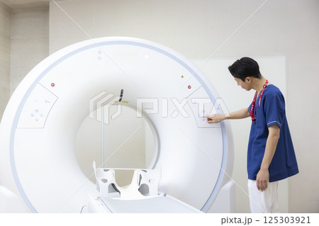CTスキャンの検査をする放射線技師　撮影協力：学校法人電波学園　東京電子専門学校 125303921