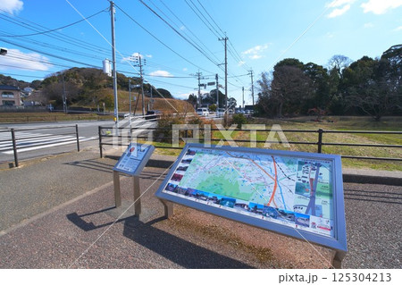 巨大な土塁が残る 国の特別史跡「水城跡」 巨大な土塁が残る 国の特別史跡「水城跡」 125304213