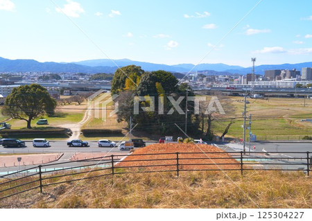 巨大な土塁が残る　国の特別史跡「水城跡」 125304227