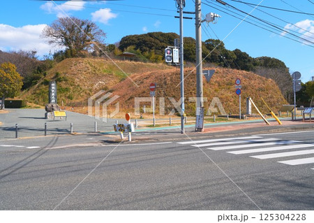 巨大な土塁が残る 国の特別史跡「水城跡」 巨大な土塁が残る 国の特別史跡「水城跡」 125304228