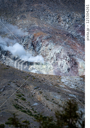 磐梯山の噴火口 125304261