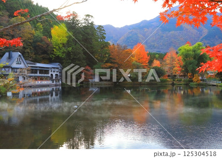 秋の金鱗湖(由布市湯布院町) 秋の金鱗湖(由布市湯布院町) 125304518