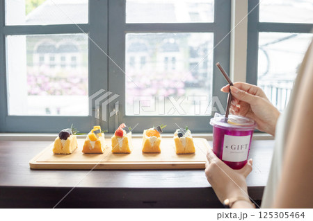 ケーキを作る女性 125305464