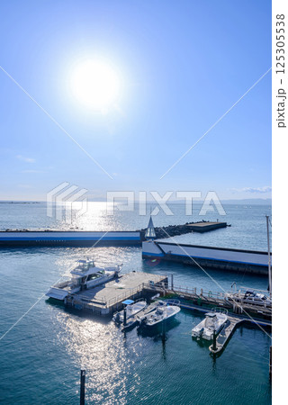 マリーナ、ヨットハーバー、みなと、クルーザー、プレジャーボート、縦写真 125305538