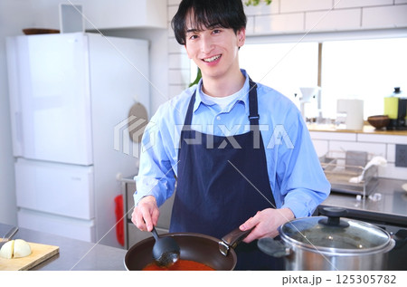 男性のキッチン 料理イメージ 男性のキッチン 料理イメージ 125305782