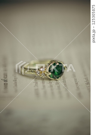 ケースに入ったオパールのチャーム 125305875