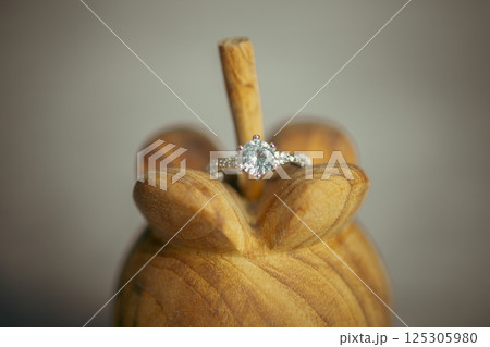 アンティーク瓶に入ったアクセサリー 125305980