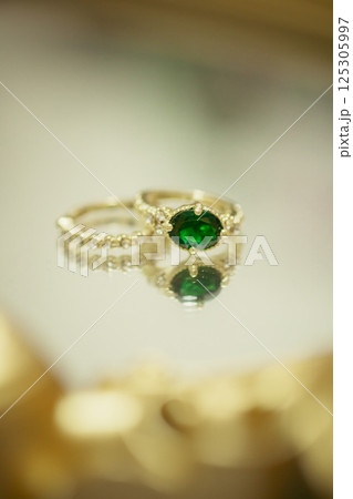 ケースに入ったオパールチャーム 125305997