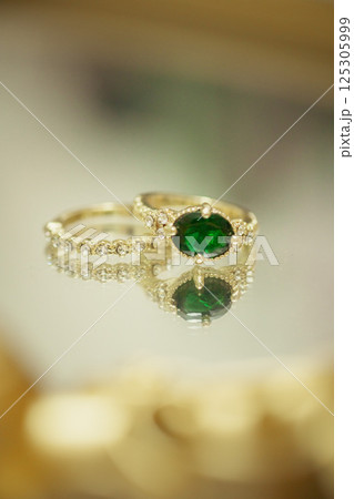 宝石箱の上に置いた宝石のネックレス 宝石箱の上に置いた宝石のネックレス 125305999