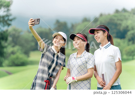 ゴルフ場でゴルフレッスンするゴルファーの女性 125306044