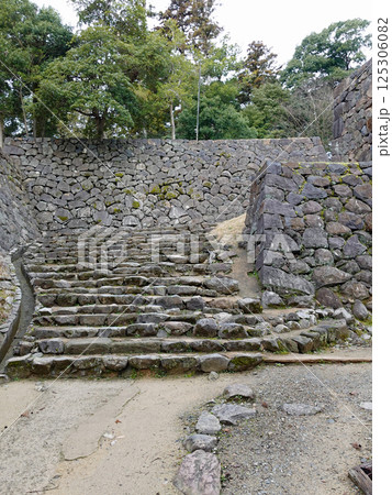 国宝松江城の北側に残る水の手門跡への石段 125306082