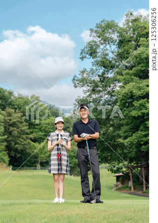 ゴルフ場にいるゴルファーの男女（ゴルフ教室・コーチ・夫婦・カップル） 125306256