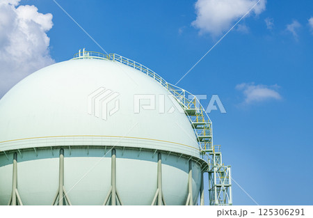 青空とガスタンク（エネルギーイメージ） 125306291