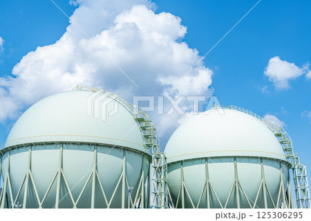 青空とガスタンク（エネルギーイメージ） 125306295
